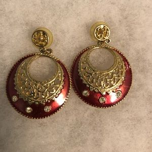 Pierced earrings in magenta and gold tones